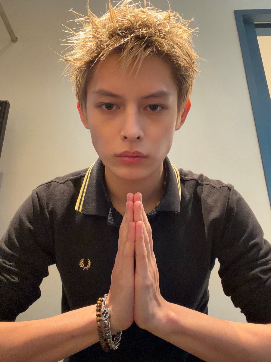 ohmykeon's tweet photo. I’m strong di na ako bibili ng merch 🤓🙏 https://t.co/7oC8NxhNkl
