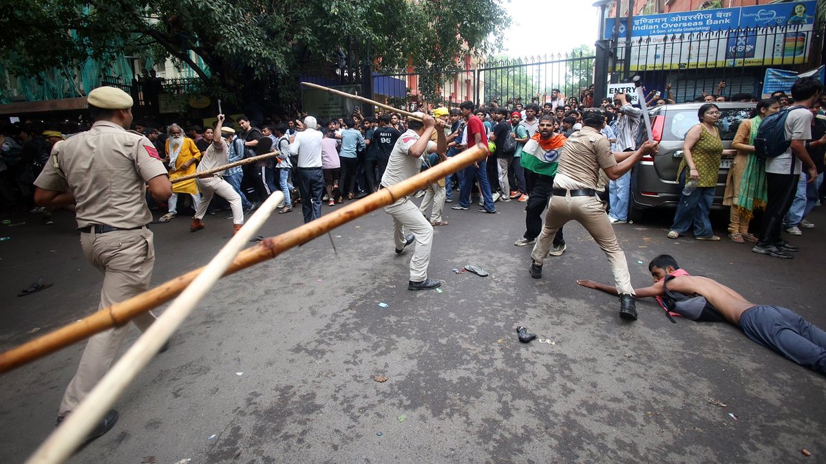 Vishalwrites26's tweet photo. तुमने CJP बनाई बहुत अच्छा 
Bjp नेताओं को गाली दी बहुत बढ़िया 
पेपर लीक का मुद्दा उठाया बहुत अच्छा किया 

उसके बाद भारत विरोधी बाते हिंदू विरोधी स्लोगन 
सीता क़े पति से लेकर, भारत माता है पिता कौन 
 
माना बोलने का अधिकार है लेकिन आस्था से मजाक नहीं 
दिल्ली पुलिस लठ बजाओ हम साथ है! https://t.co/Vjk1kE8hRP
