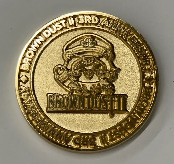 BROWNDUST2_JP's tweet photo. 【#C108 コミックマーケット情報】
🏅VIP特典のご案内🏅

ブラウンダスト２ブースにて、条件を満たした方に特別な「VIP特典」をプレゼント🎁

📌 対象条件（どちらか1つでOK！）
⒈ゲーム内の業績レベル45以上
⒉ブラウンダスト2のコスプレでご来場

🎁 VIP特典内容
🥇 特典①：3周年メダル（※各日数量限定）
🪭 特典②：うちわ等のグッズ（※各日数量限定、コスプレ用限定グッズも）
🪑 特典③：VIP休憩席チケット（※先着順配布／10〜15分程度のご利用想定）

※特典のお渡しは、2日間を通してお一人様1回限りとなります。

⚠️ 参加方法＆注意事項 ⚠️
📝 確認方法について
・業績レベル：窓口にて業績レベルを確認させていただきます。
・コスプレ：ブースにて撮影の上、#ブラダスコスプレ をつけてご自身のSNSへのアップが必要となります。
※コミケのルールに準じたコスプレ参加をお願い致します。また、コスプレの認定は運営チームで判断する場合がございます。

🪑 VIP休憩席チケットのご利用について
・チケットには「指定時間」が記載されておりますので、お時間に合わせてブースへお越しください。VIP席で休憩しながらステージ観覧が可能💺
・「VIP席には座らない」という方は、チケットのみをお受け取りいただくことも可能です。

※すべての特典は先着順での配布となり、なくなり次第終了となります。
皆様のご来場を心よりお待ちしております✨

#ブラウンダスト2