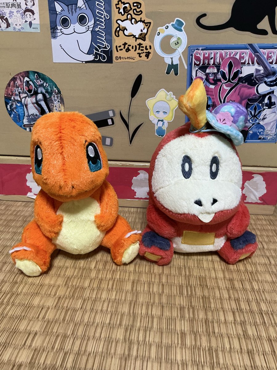 whofou's tweet photo. 1番くじのぬいぐるみは、毛がふわふわで撫で心地が、とても良い。パルデアの相棒はニャオハだったから、ホゲータとの思い出はないんだけど笑
まあ、でも、これも何かの縁でしょうから。
前回のヒトカゲといっしょに仲良くしようね。 https://t.co/sDE1UohhNB