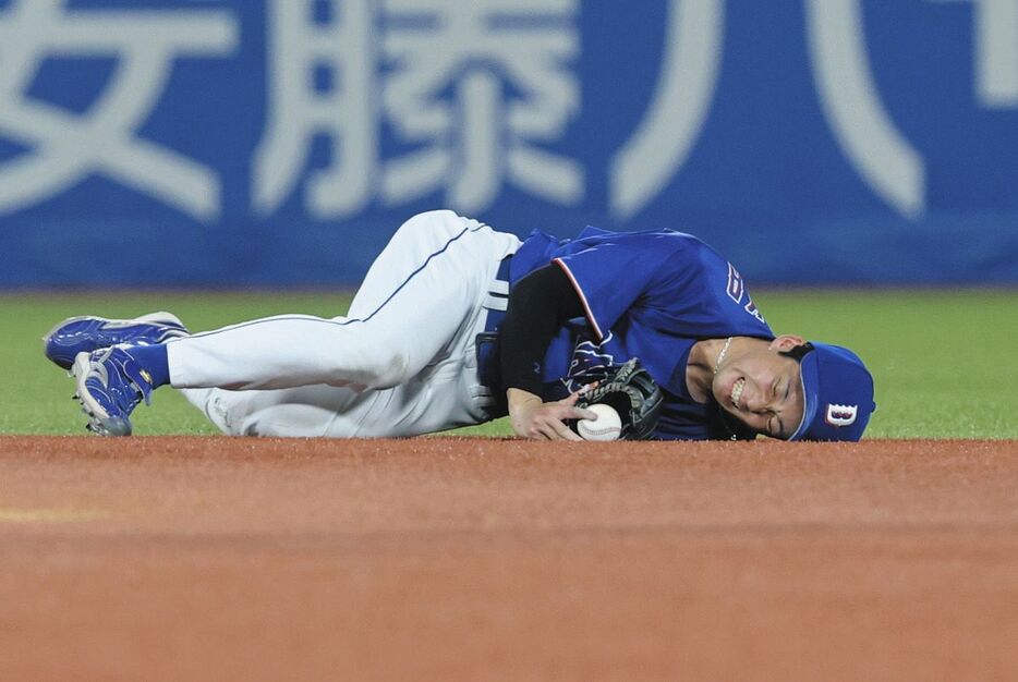 gnomotoke's tweet photo. 中日・田中幹也、左肩脱臼…22日に登録抹消＆名古屋で検査　今季初の遊撃スタメン、6回守備で二遊間の打球にダイビングキャッチ試み負傷交代（中日スポーツ）-Yahoo!ニュース https://t.co/eUuoMhKGOF

井上監督によると左肩脱臼で22日に出場選手登録を抹消する。明日、名古屋で検査を受けるという。 https://t.co/RvETvSBcXz