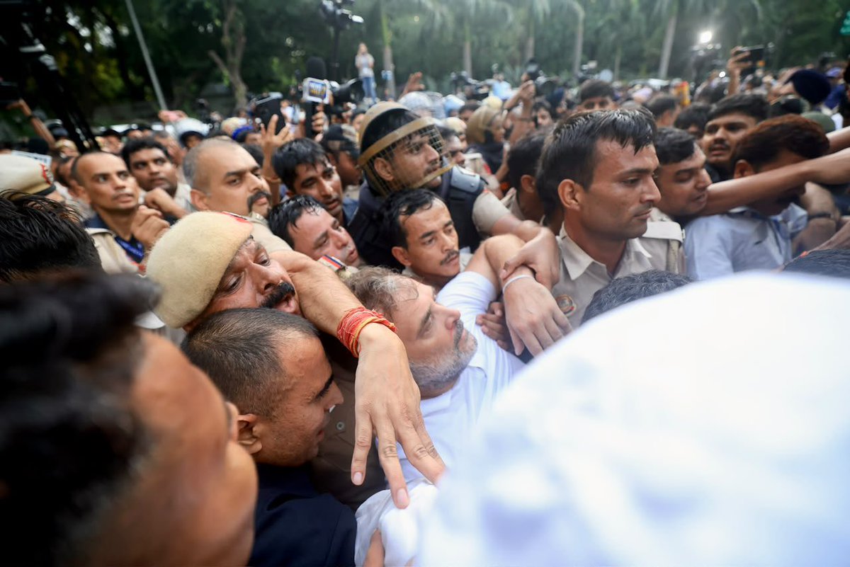 arvindgunasekar's tweet photo. Rahul Gandhi, Leader of Opposition detained by Delhi Police, taken away from outside the residence of PM Modi.

Congress leaders say, Rahul Gandhi injured in the melee. https://t.co/d4go0ZOUxe