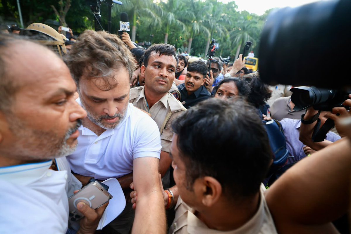 arvindgunasekar's tweet photo. Rahul Gandhi, Leader of Opposition detained by Delhi Police, taken away from outside the residence of PM Modi.

Congress leaders say, Rahul Gandhi injured in the melee. https://t.co/d4go0ZOUxe