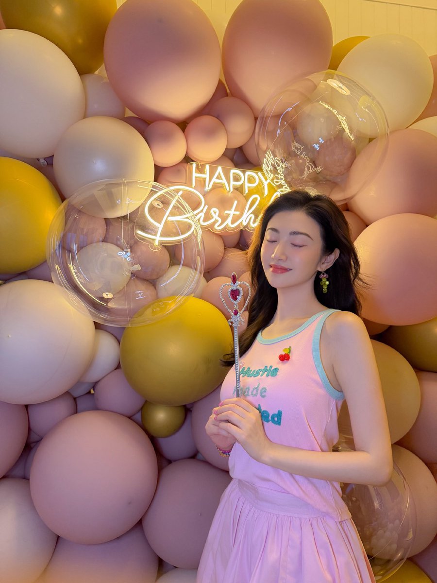 spyefox's tweet photo. #JingTian #景甜 💜🩷💛#HappyBirthdayJingTian0721

The moment the fairy picked up her magic wand~ Everything was beautiful, and she was filled with joy and contentment. 🎂🎈🧚 

Latest share by JT Studio https://t.co/zz3UnROXEz