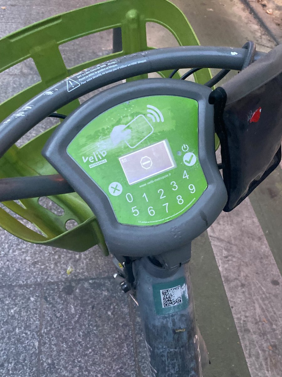 amopaver's tweet photo. @Velib Il y a 8 mois on pouvait débloquer des Vélib abandonnés sur voirie mais opérationnel, que l'on pouvait donc rendre en station. Depuis quelques semaines on a un code 50 à chaque fois.  @Velib à mon avis il faudrait réautoriser cela 🤔? Comment un vélib peut être rendu sur voirie? https://t.co/lzU1S7gxZN