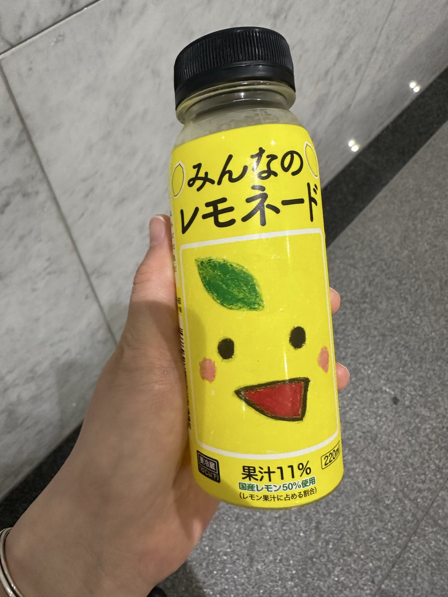 Mrs_ofton's tweet photo. みんなのレモネード買った🍋 https://t.co/uc6vi6HcHc