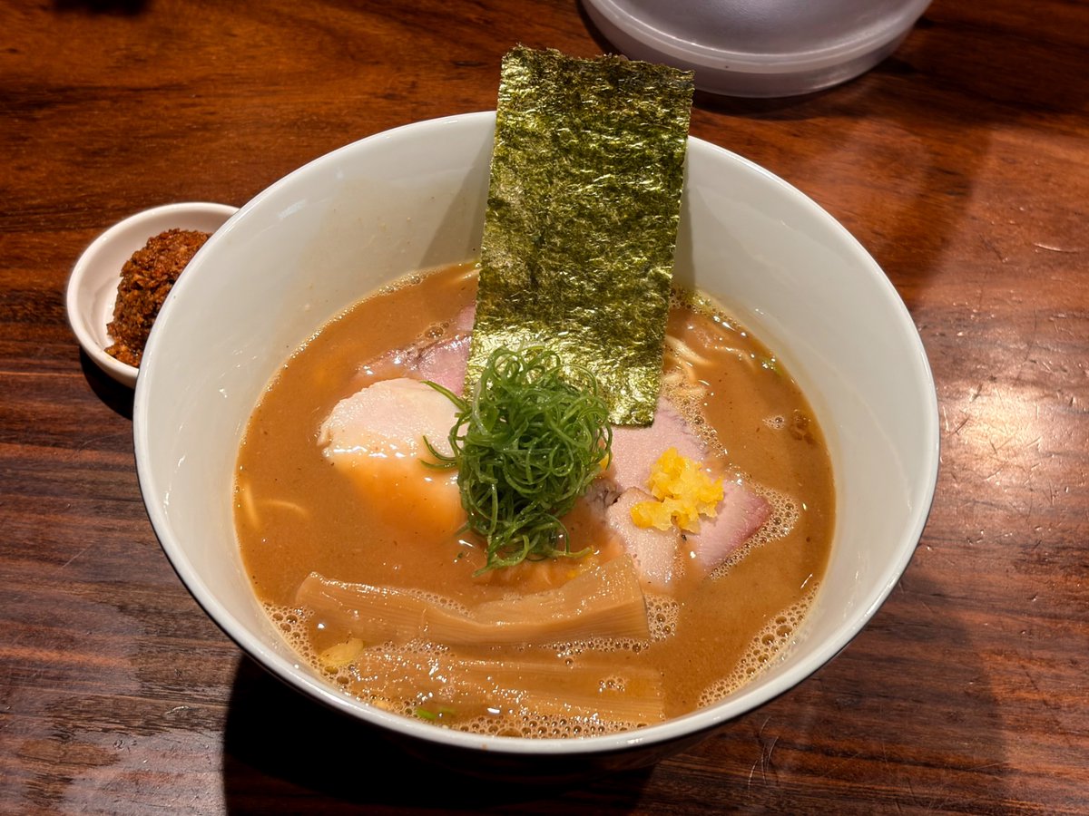 uniten_2's tweet photo. 鶏豚魚の濃厚パイタン is ありがてぇ
丁寧に啜ったあと辛肉玉で味変できるのもありがてぇ♨️
📍RAMEN GOTTSU@練馬 https://t.co/Q4XeXKGe7v