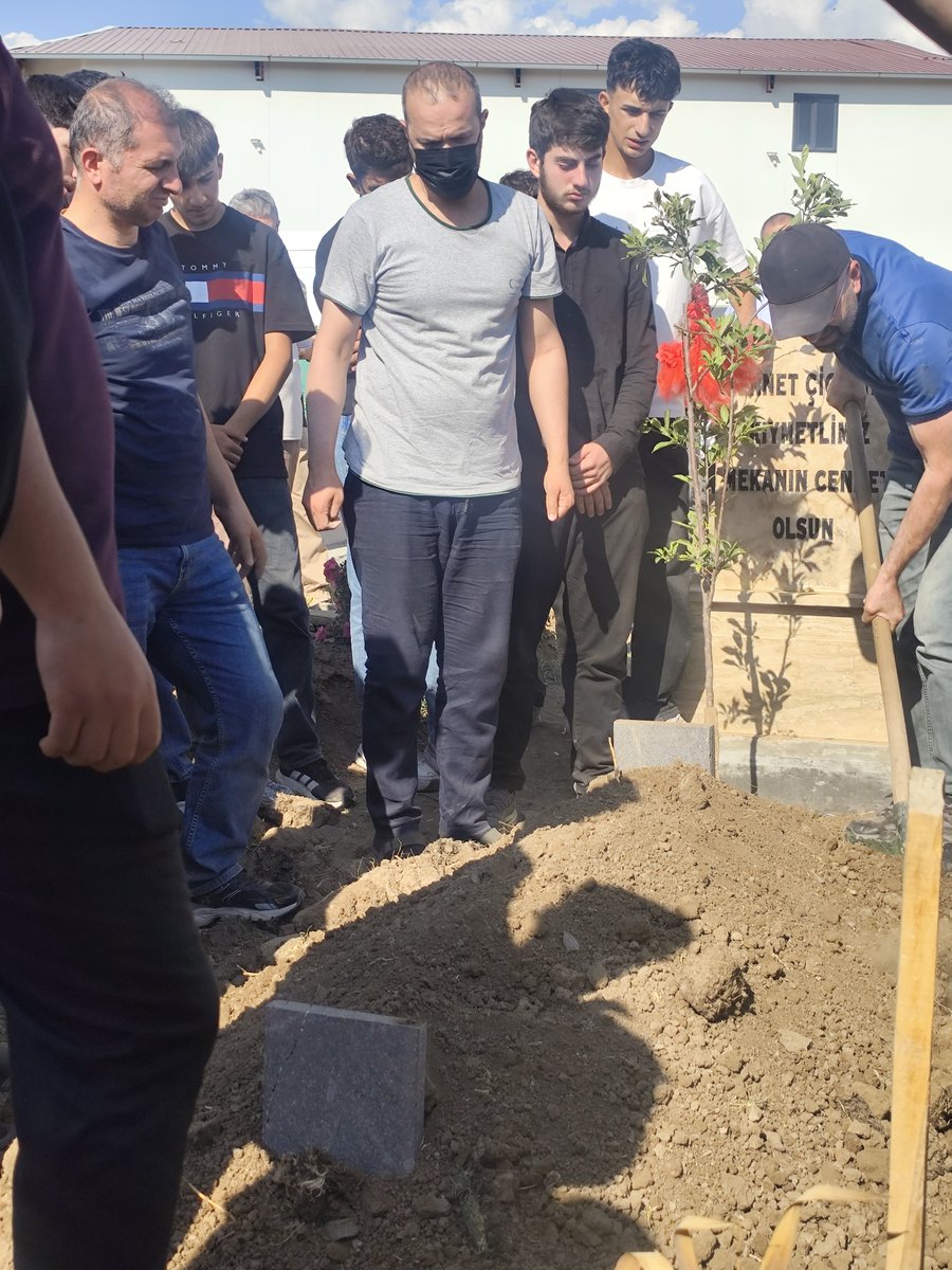 muhyettin_avci_'s tweet photo. #KHK lı Kimya Öğretmeni 
Halil Bereke'nin oğlu Ahmet Yasir
Van'da toprağa verildi.

Halil Hoca iki yıldır 
ilik kanseri tedavisi görüyor.

Allah ailesine sabrı cemil versin.
Mekânı Cennet olsun. https://t.co/R2i8p0CB3E