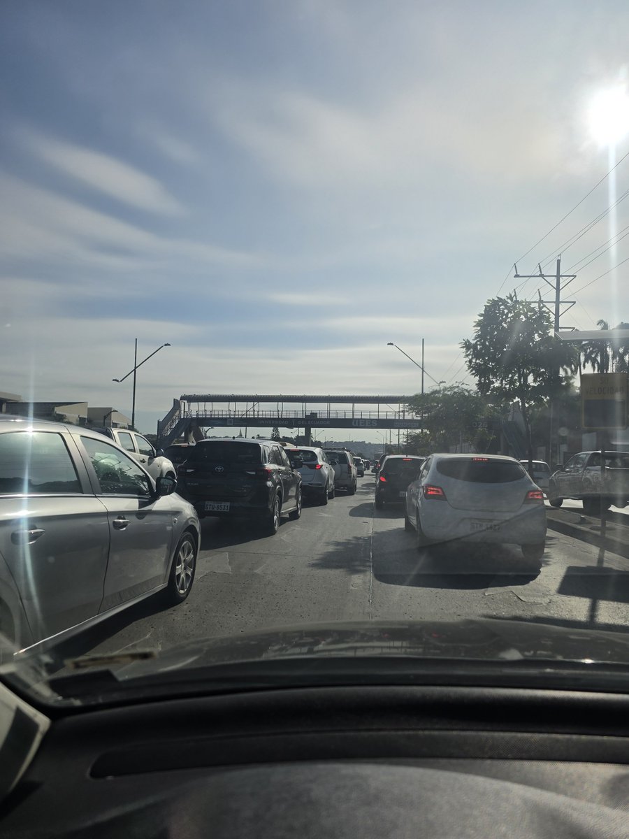 leomorenoflor's tweet photo. La gran obra del @alcaldiagye acelera el paso de los carros en el paso a desnivel, PERO EL PROBLEMA NUNCA FUE AHÍ, ahora el problema es más grande! Cola de carros desde el Infa hasta colegio javier.  @eluniversocom @Expresoec para que dejen de escribir tonteras e investiguen https://t.co/WTMdGU7R6w