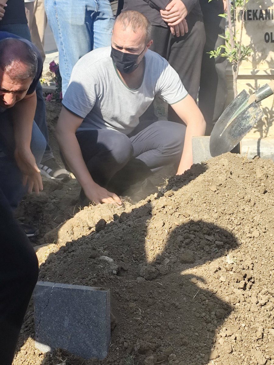 muhyettin_avci_'s tweet photo. #KHK lı Kimya Öğretmeni 
Halil Bereke'nin oğlu Ahmet Yasir
Van'da toprağa verildi.

Halil Hoca iki yıldır 
ilik kanseri tedavisi görüyor.

Allah ailesine sabrı cemil versin.
Mekânı Cennet olsun. https://t.co/R2i8p0CB3E
