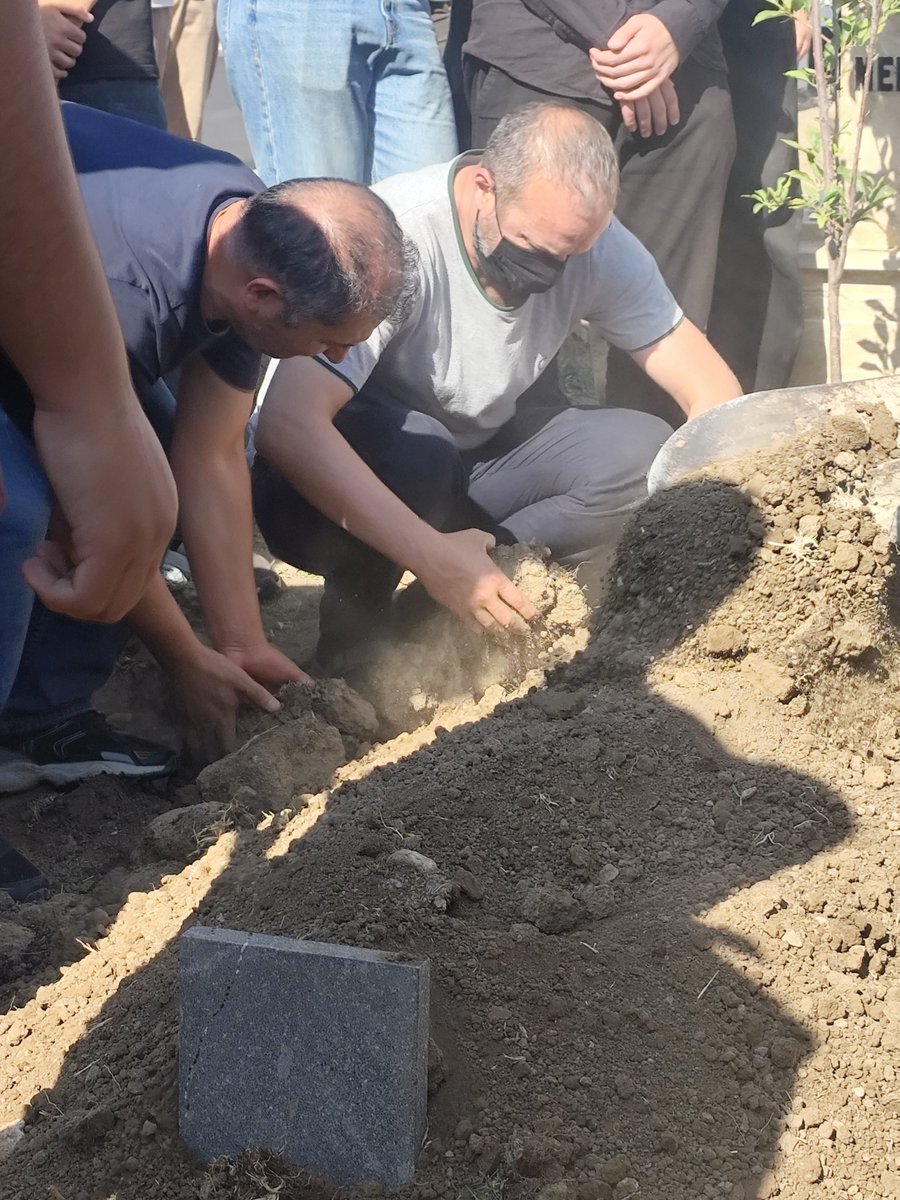muhyettin_avci_'s tweet photo. #KHK lı Kimya Öğretmeni 
Halil Bereke'nin oğlu Ahmet Yasir
Van'da toprağa verildi.

Halil Hoca iki yıldır 
ilik kanseri tedavisi görüyor.

Allah ailesine sabrı cemil versin.
Mekânı Cennet olsun. https://t.co/R2i8p0CB3E