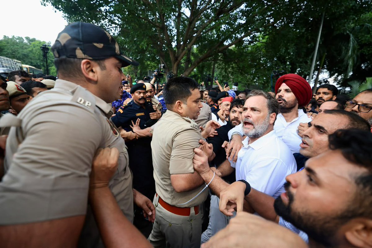 AdityaRajKaul's tweet photo. #BREAKING: Congress leader Rahul Gandhi forcibly detained from the protest site near Prime Minister Narendra Modi’s residence. Akhilesh Yadav and Priyanka Gandhi also detained. Congress says Rahul Gandhi has received minor injury during the confrontation. https://t.co/g3C7ULn7op