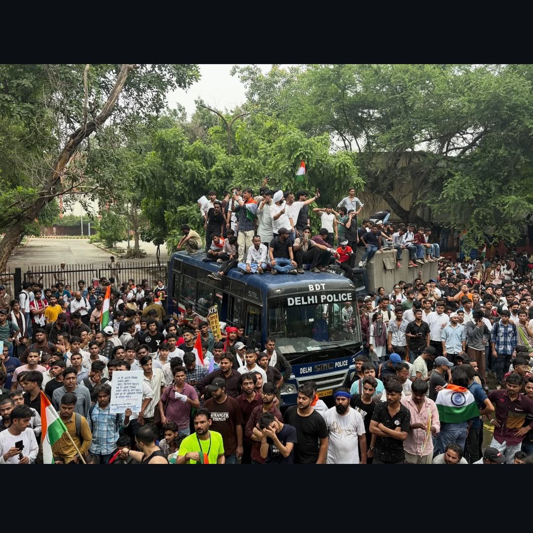 authorpranay's tweet photo. जंतर-मंतर का यह विरोध केवल आज की ख़बर नहीं, कल का इतिहास है।

इतिहास यह भी लिखेगा कि जब लोकतंत्र सवाल पूछ रहा था, तब कौन आवाज़ बनकर खड़ा था और कौन मौन का सहारा लेकर बैठा था।

देशभक्ति का दावा करने से पहले अपनी अंतरात्मा से एक बार ज़रूर पूछिए—आप साथ थे या सिर्फ़ ख़ामोश? 
- प्रणय https://t.co/bJK4Bd7kwI