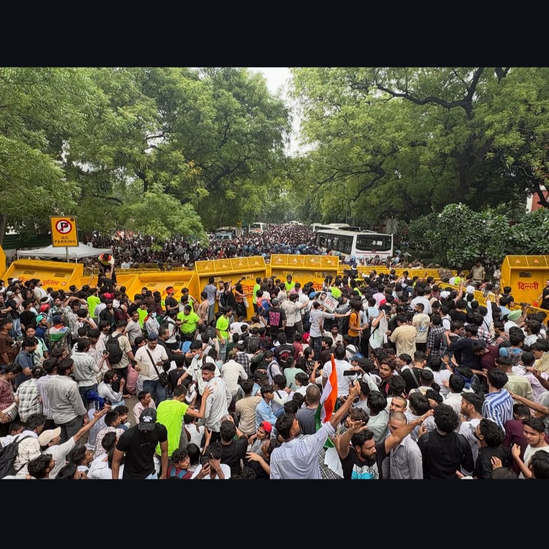 authorpranay's tweet photo. जंतर-मंतर का यह विरोध केवल आज की ख़बर नहीं, कल का इतिहास है।

इतिहास यह भी लिखेगा कि जब लोकतंत्र सवाल पूछ रहा था, तब कौन आवाज़ बनकर खड़ा था और कौन मौन का सहारा लेकर बैठा था।

देशभक्ति का दावा करने से पहले अपनी अंतरात्मा से एक बार ज़रूर पूछिए—आप साथ थे या सिर्फ़ ख़ामोश? 
- प्रणय https://t.co/bJK4Bd7kwI