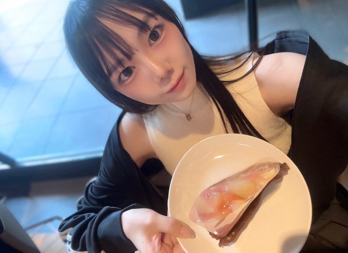 rio_manaka's tweet photo. 皆さま、こんばんは🌌
今日も一日お疲れ様でした🤍

収録のあとに、
大好きな白桃のケーキをいただいて🍰🍑

そのままジムへ🏃‍♀️💦

甘いもので元気をチャージして、
夏バテに負けない身体づくりです✨

明日も素敵な一日になりますように🌙 https://t.co/MMVHGYalW2