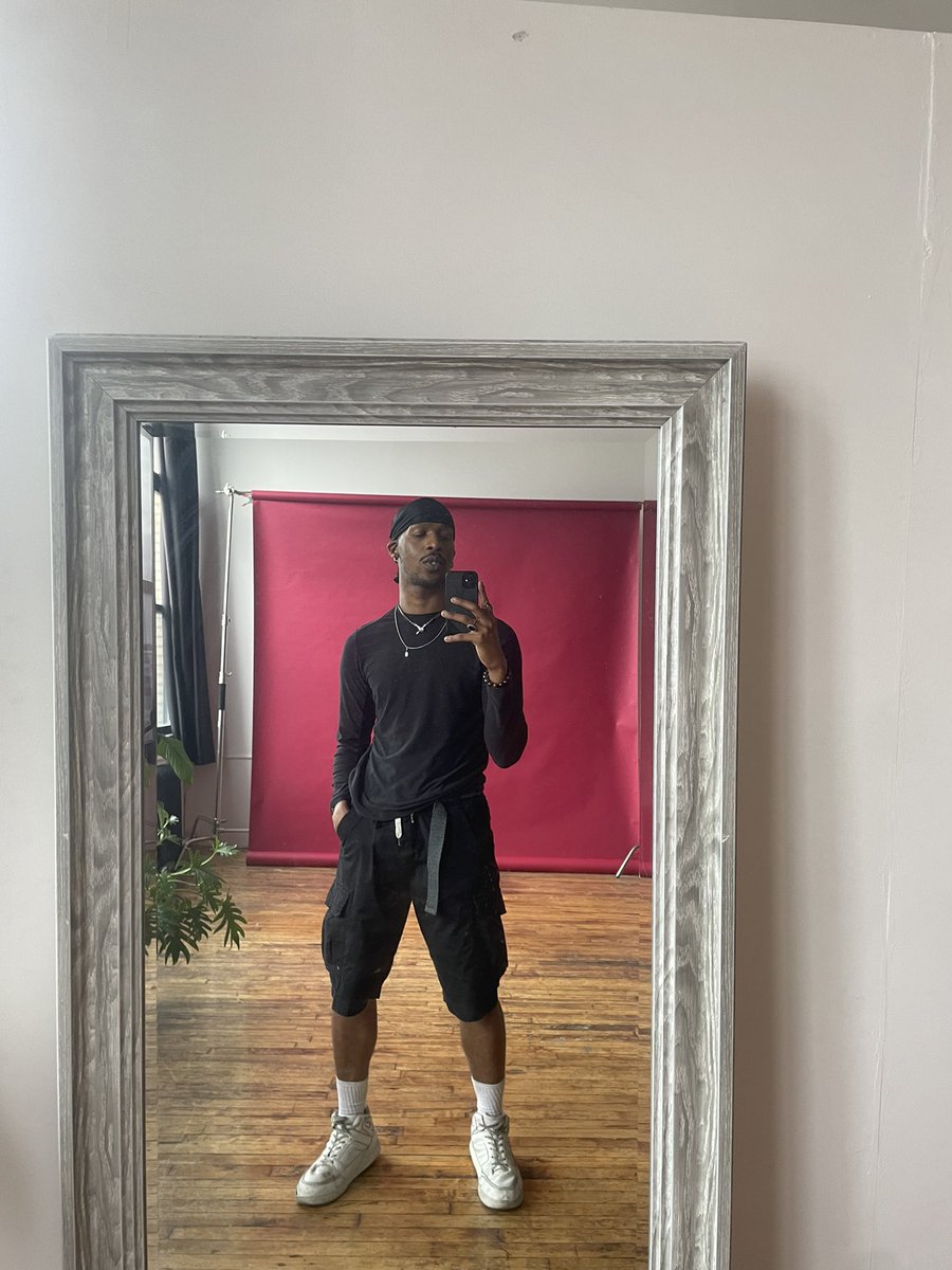 zingdaydreams's tweet photo. how I dress: https://t.co/f9tG1ME4Vc
