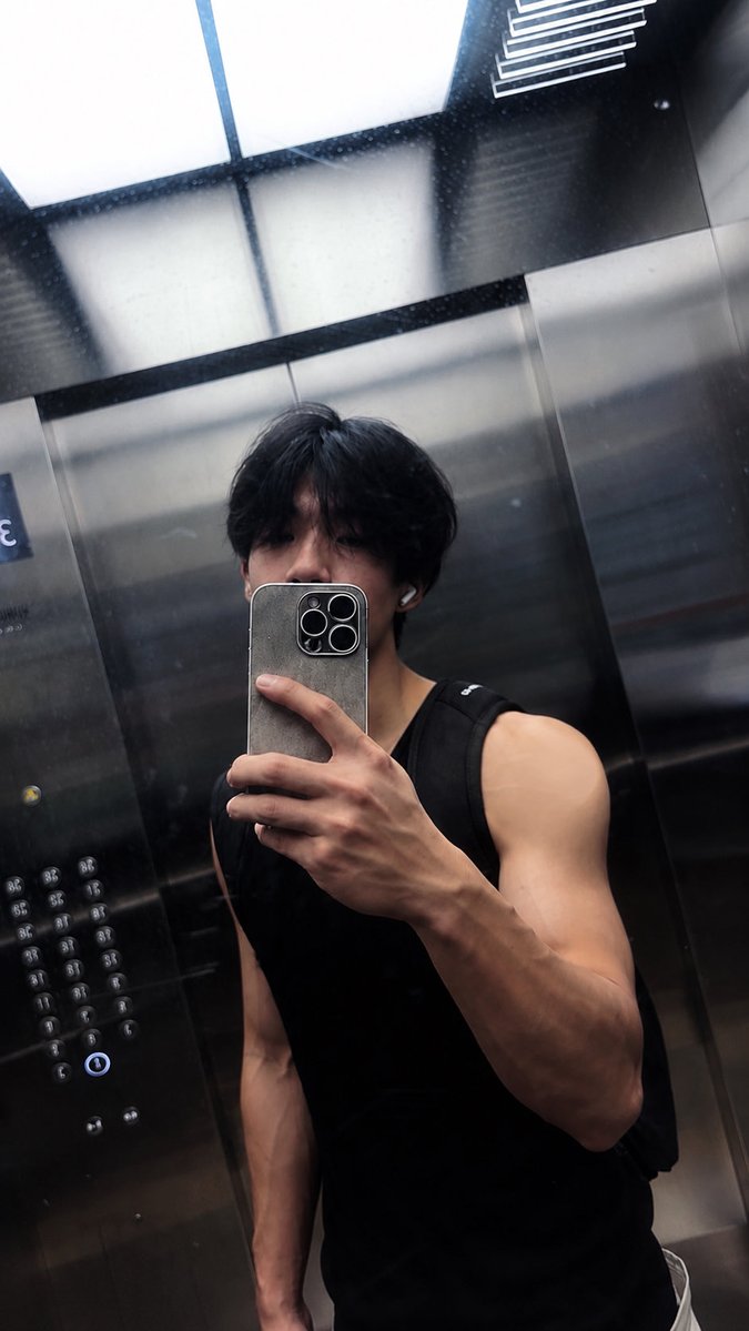 James20050601's tweet photo. 嘻嘻 https://t.co/25hWzB9Vjc