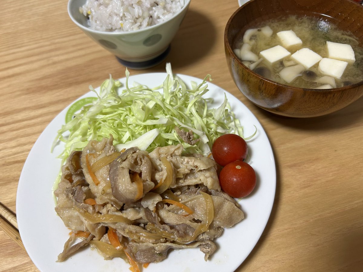 JURIco0101's tweet photo. 酷暑すぎて……
お盆休みまで旦那には元気に稼いできてもらわないといけないので(笑)
スタミナ生姜焼き定食🐷🔥
生姜もりもり、 #匠のスパイス 追加で🔥
 #PR https://t.co/ssiI7Acod6