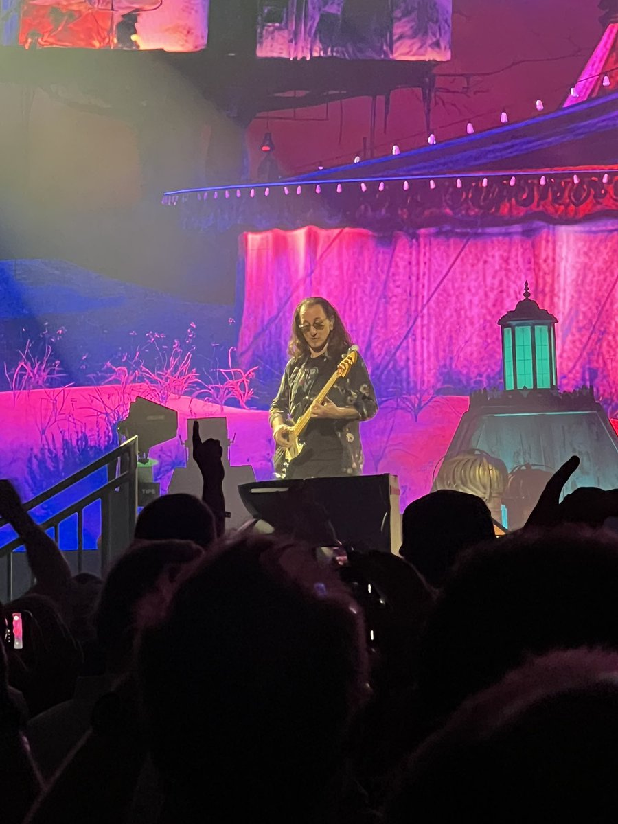 usami_tomo's tweet photo. RUSH 50 Something Tour in Chicago。これを観るためにシカゴにきた。亡きニール・パートに捧げる構成に号泣。アニカがRUSHに新たな息吹を吹き込んでくれた。ゲディ・アレックス、72歳とは到底思えない、圧巻の3時間でした。
#rush #chicago https://t.co/pGZX7eUpSD
