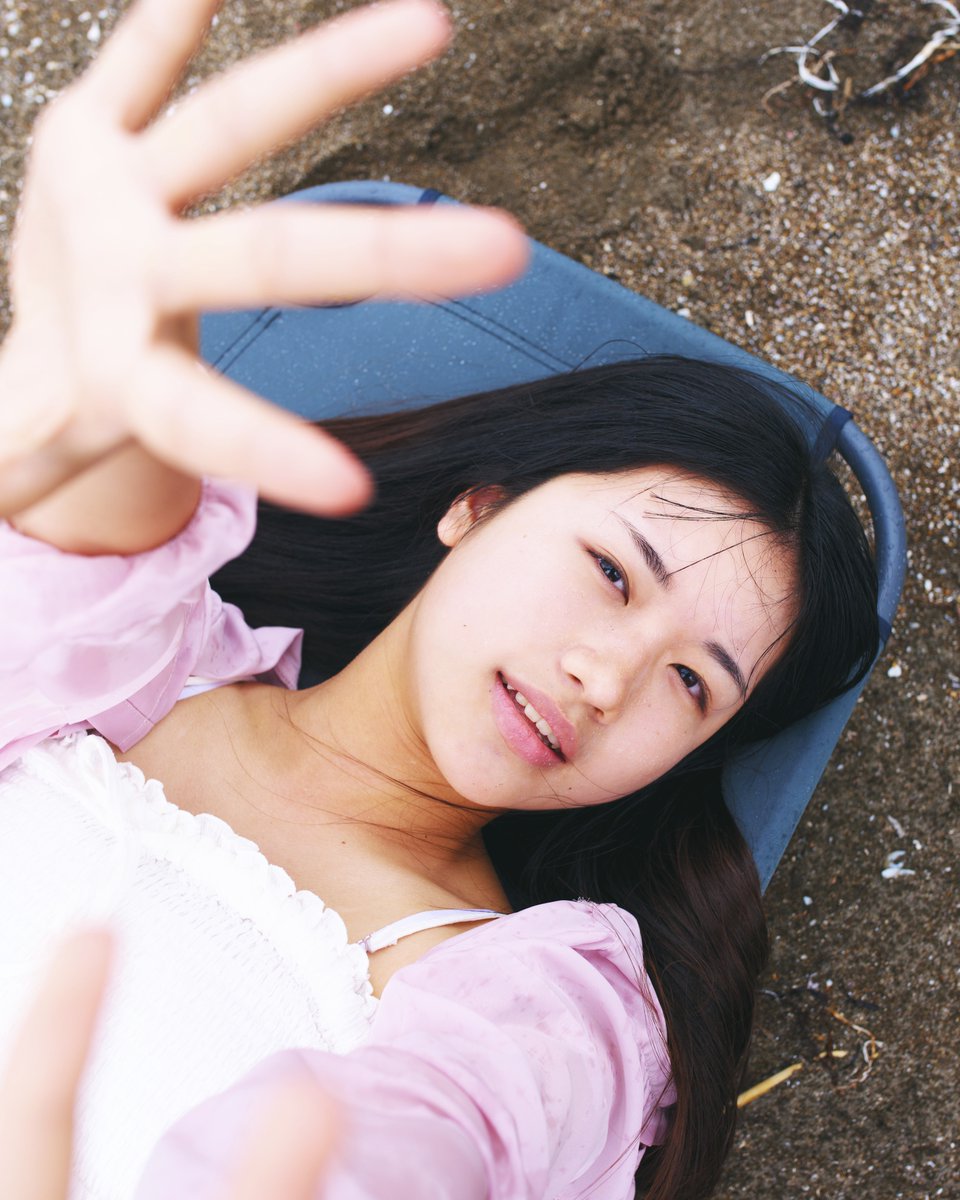 potemaru_b's tweet photo. 2026年7月19日雨の日に北海道の某海岸で撮ったのはモデル菊池優花さん https://t.co/Zv6m3GykPW