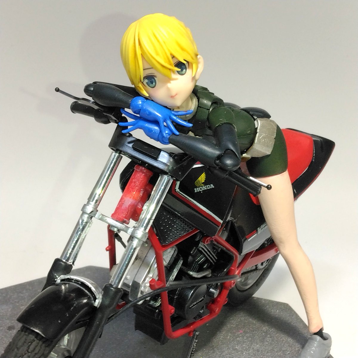 ada_kura's tweet photo. #アオシマ
#VT250F(1型)
フロントフォークはH型、リヤサスはA型の一体成形でタイヤ、ホイールを挟むだけという部品点数を少なくする
設計で、サクサク進む
なんとネジが1本もない😅
速度計ワイヤー、プラグなど省略されてるので、あり合わせの部品で作る
#バイクプラモ盛上げ隊 https://t.co/HyJaM6i84i