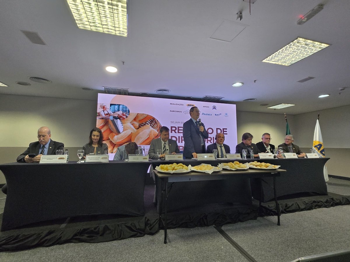 cnbpf's tweet photo. 🌍 L'UIBC renforce ses liens avec la boulangerie-pâtisserie brésilienne 🇧🇷

À l'invitation de Paulo Alfonso Menegueli, Président de l'ABIP(Confédération de la Boulangerie-Pâtisserie Brésilienne), Dominique Anract, Président de l'@UIBC_ , accompagné de Xavier Casalini, récemment élu Secrétaire Général de l'UIBC, a participé à l'Assemblée Générale de l'ABIP, qui s'est tenue le 20 juillet à São Paulo.

Cette rencontre a été marquée par la passation de présidence entre Paulo Alfonso Menegueli et Alex Martins, désormais à la tête de l'ABIP.

À cette occasion, Dominique Anract a salué l'engagement de Paulo Alfonso Menegueli en faveur de la profession et a adressé ses félicitations à Alex Martins, en l'encourageant à poursuivre cette dynamique au service du développement de la boulangerie-pâtisserie, au Brésil comme à l'international.

🤝 Ces échanges illustrent l'importance de la coopération entre les organisations professionnelles pour faire rayonner notre métier et relever ensemble les défis de demain.

#UIBC #ABIP #Boulangerie #Pâtisserie #Artisanat #International #Coopération #SaoPaulo