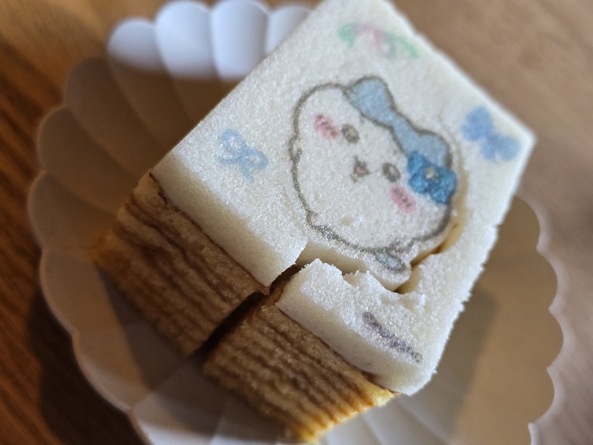 yokotaro's tweet photo. ちいかわ「かたぬきバウム」を頂いた（ありがとうございます！）ので食べる。バウムで型抜きってどういう事？という混乱から、開封、ああそういう事か、という一連の流れを写真にしましたのでご確認ください。見たまんまのかわいいお味でしたごちそうさまでした！ https://t.co/ukqqGvz1VG