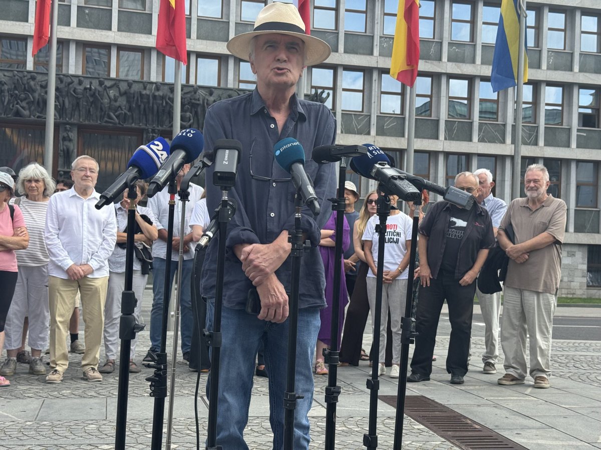 TopTVSlovenija's tweet photo. (VIDEO) Pred nami ni posamična bitka, pred nami je vojna” – Vlado Miheljak, ob predaji podpisov za referendum, o “vojni med demokracijo in antidemokracijo”
https://t.co/kl4Y5FFqXh https://t.co/jaHMLokPNe