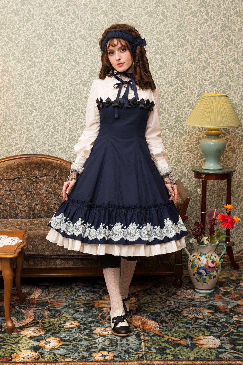 VM_press's tweet photo. ✧Vintage Lace Print

オリジナルレースを描いたプリントが
フリルに大胆に使用されたシリーズ

明日受注開始です。

おなじみのメニーリボンドールドレスも
より華やかにドレスアップしています。

王道スタイルともいえる
ビスチェのコーディネートもおすすめです。

https://t.co/QN285Nca2P https://t.co/FYKs09dNy3