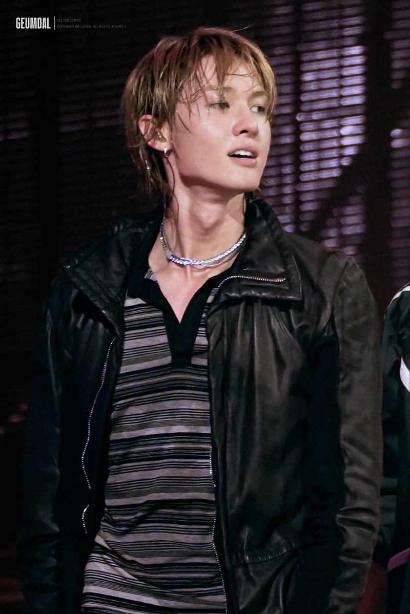 zeiniixx's tweet photo. no wonder he said his favorite face feature is his jawline https://t.co/oc2ifgqSPr