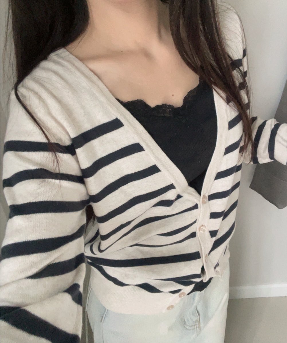 Liiiiyyyyy_'s tweet photo. Cardigan 
Gu size s
อก 34-36 ยาว 21

★ ˖ ݁ price 145.-

#เสื้อผ้ามือสอง #เสื้อผ้ามือสองสภาพดี #ส่งต่อเสื้อมือสอง #ส่งต่อเสื้อผ้ามือ2 #โล๊ะตู้เสื้อผ้ามือสอง #โล๊ะตู้ #ส่งต่อเสื้อผ้า https://t.co/49sCQSkSO0