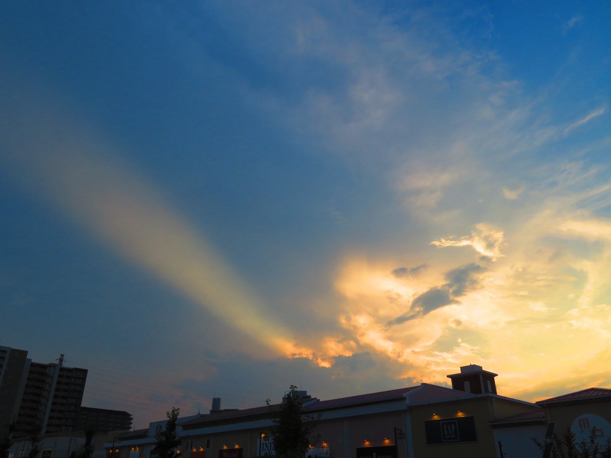 arakencloud's tweet photo. 魔法のような雲と光と影の風景。
かなとこ雲と積乱雲本体の隙間から光が夕空にのびました。 https://t.co/6eHlUbhm1z