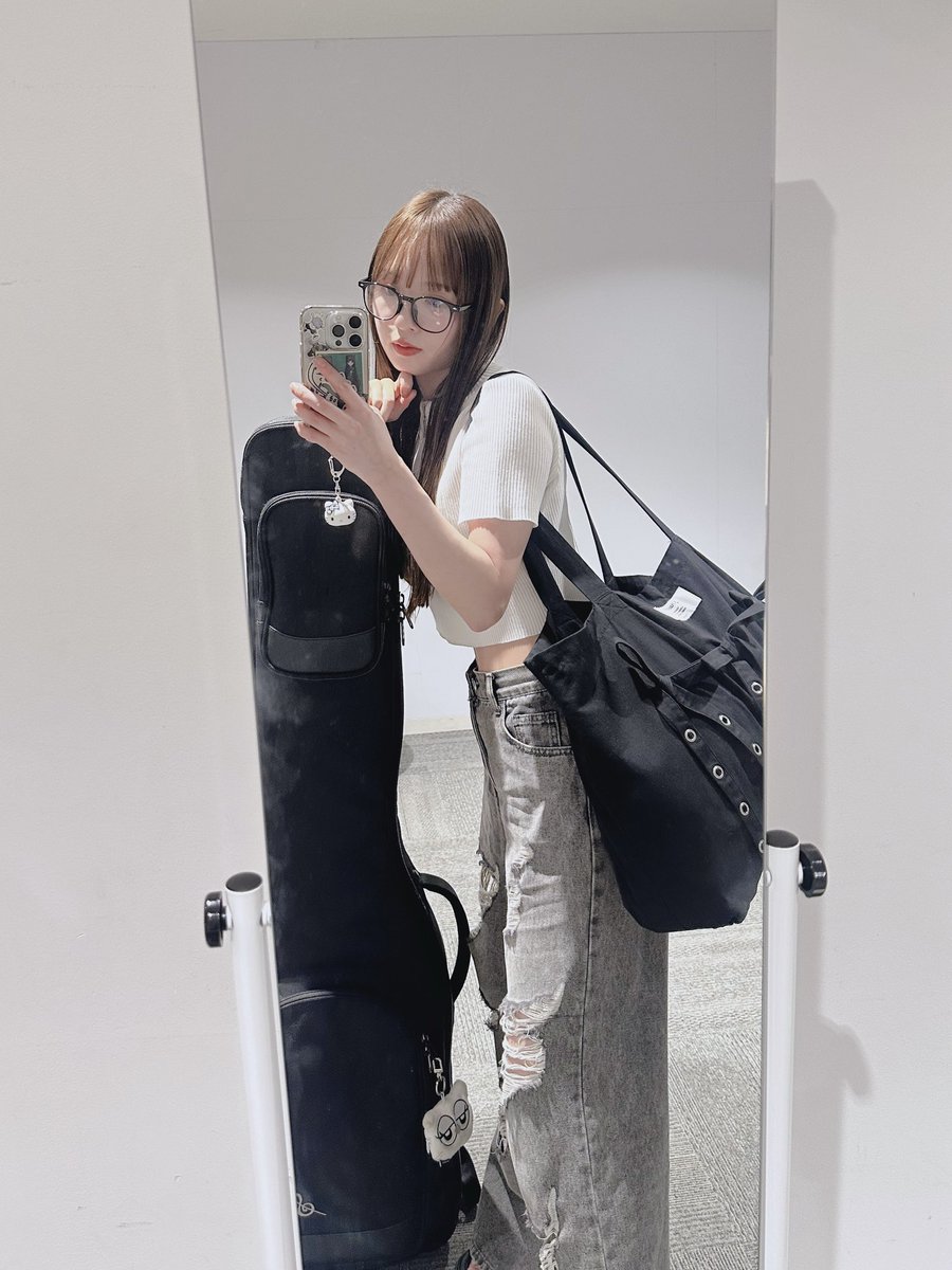 mina_bass3737's tweet photo. シンプルな日ー！＾＾👓
モノクロなキティちゃんかわいい^._.^
お気に入りで最近つけてるよ🤍🩶🖤 https://t.co/48aXrKH322
