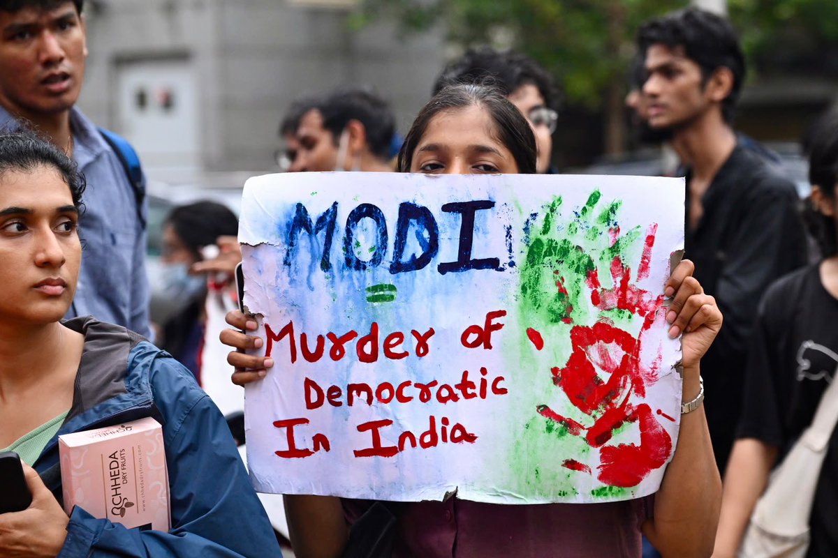 the_hindu's tweet photo. Students take part in the protest in Dadar, Mumbai  in solidarity with Jantar Mantar protest on July 21, 2026. 

📸: @EmmanualYogini https://t.co/EcHDHcdoGW
