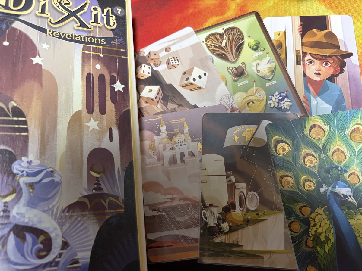Gremory72's tweet photo. ディクシット revelations
啓示のような印象のカード群。そして箔押しによる明るみ。きらびやかでポジティブ感強め拡張。
ディクシットのいいところはどんなカードの受け幅もあること。そして表現が自由であること。

ceremonieは欲しいけど手に入らない。どなたかいらっしゃれば譲ってほしい。 https://t.co/DGMyltfKJW