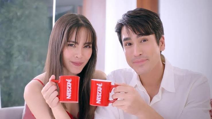 JJMNOVEL's tweet photo. เมื่อก่อนณเดชน์ญาญ่าก็ถือแก้วเนสกาแฟด้วยกันค่ะ เพราะงั้นชงต่อไปนะมีมี่ แรงเชียร์มีผล  แต่ถ้าเนสกาแฟโคลด์บริวล่ะพร้อมดื่มเลยไม่ต้องชง 🤣 https://t.co/g9buhyKGRM
