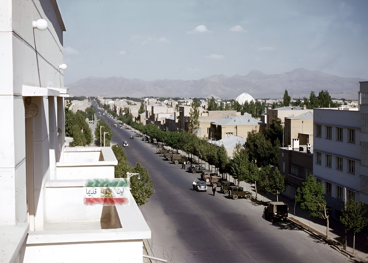 On_ghadima's tweet photo. تهران - خیابان تخت جمشید / طالقانی / ، مابین خیابان پهلوی و حافظ ، جهت دوربین به طرف شرق و جنوب شرق میباشد . اوایل دهه ۱۳۳۰
گنبد حظیرةالقدس، ساختمان سابق مرکز اداری بهائیان در تهران ، در سمت راست تصویر دیده می شود.

#ایران #اون_قدیما #تهران #عکس #عکاسی https://t.co/wvA9kdXV9o