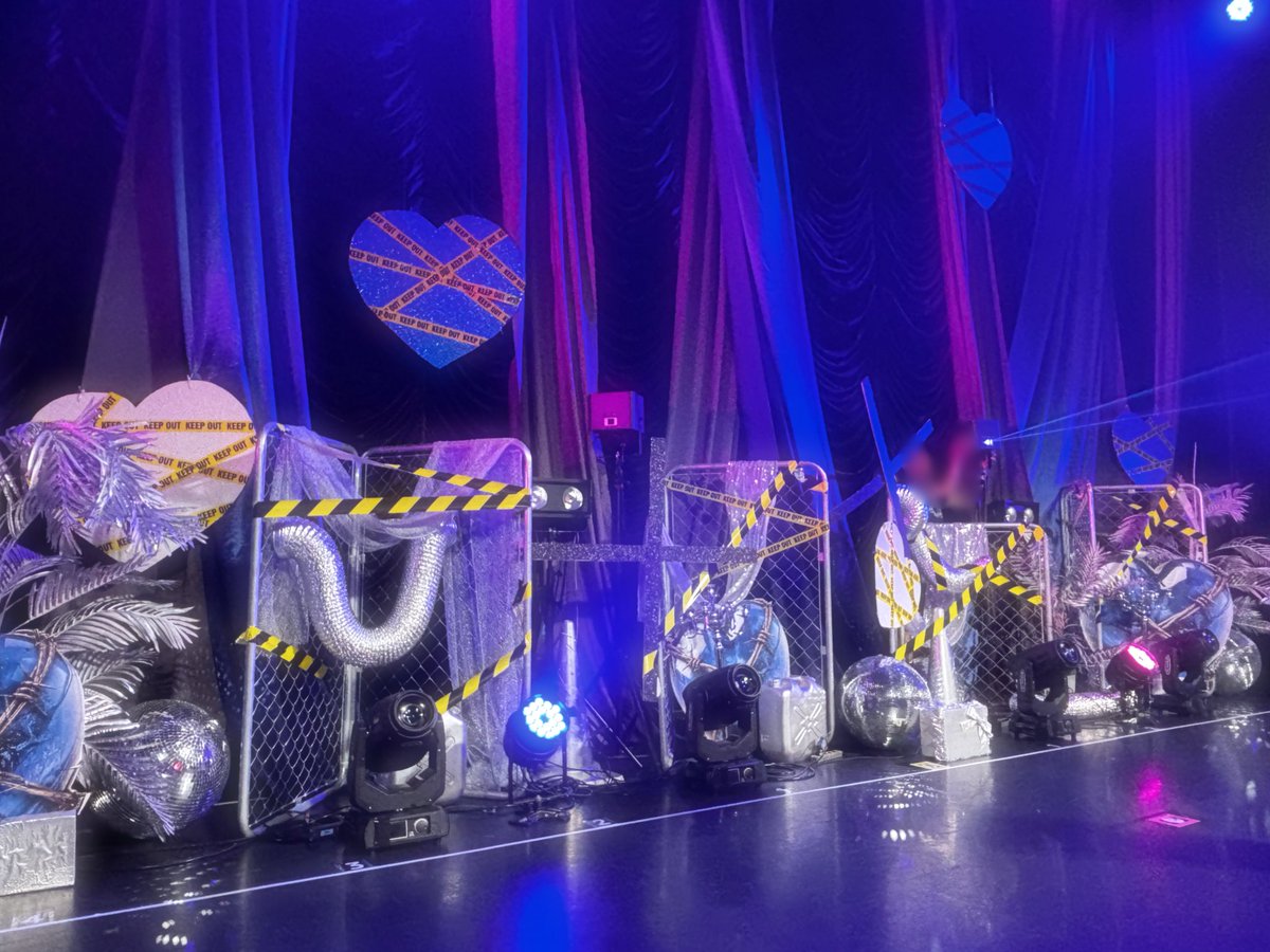 kyaramode_stage's tweet photo. VVSiS様　東京キネマ倶楽部
舞台装飾させていただきました💙
#ステージ装飾　#舞台装飾　#プロップスタイリスト　#キャラモードステージ https://t.co/ive5Ckr8rq