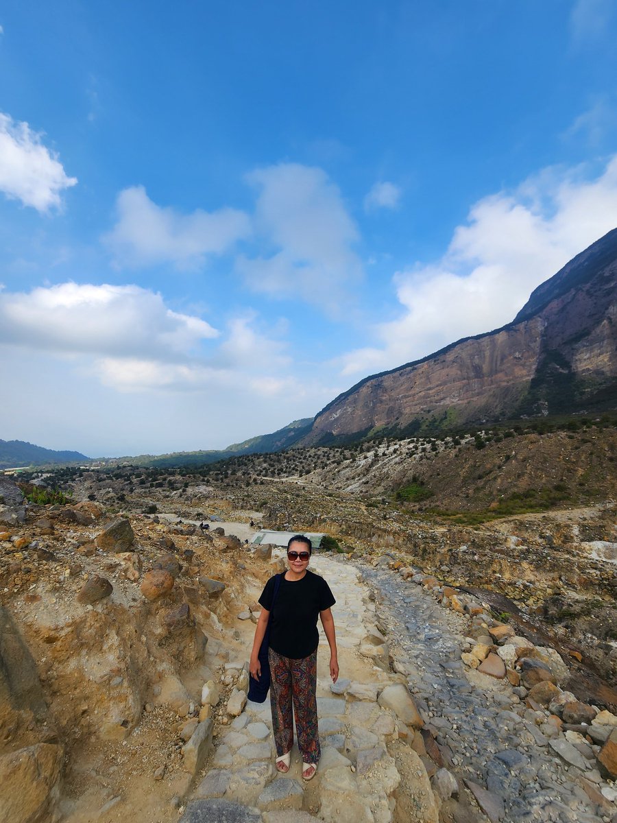 Deborah26263160's tweet photo. Capture nature tidak seindah yg dibayangkan. Butuh wktu berjam2 buat sampai disana &amp; agak uji nyali utk sampai disana krn hrs naik mbl &amp; naik ojek lagi utk melalui yg terjam &amp; curam krn tdk bisa dilalui oleh mobil &amp; hrs tracking lagi, sounding like your private life https://t.co/Y3kqEAIpOI
