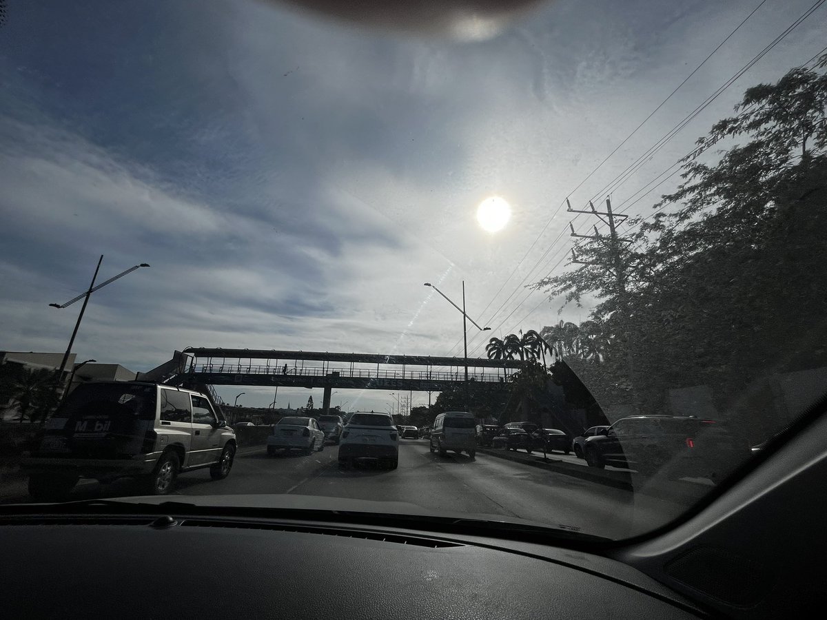 eChanis_'s tweet photo. Subida y bajada del “maravilloso puente” y literalmentw a la bajada empieza el cuello de botella de ceibos, el que siempre existio… literalmente lo que hace el puente es bajar “mas rapido” al trafico de siempre https://t.co/RLwoXRpfrL