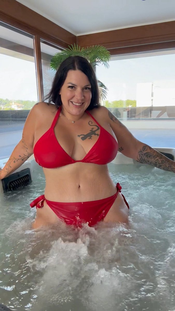 Jennifer827268's tweet photo. Is it ok for a chubby woman to wear a bikini? https://t.co/tLyMXMGVfq