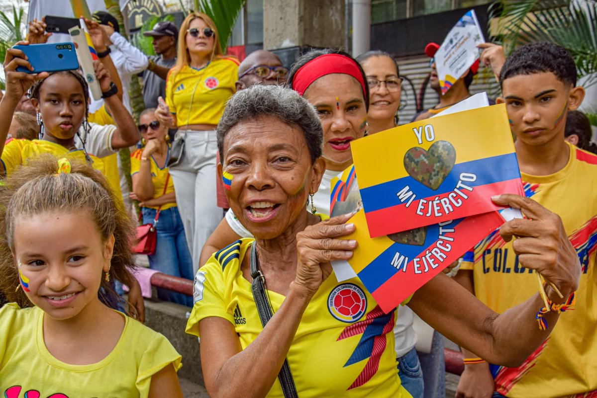 Ejercito_CAAID's tweet photo. 📸🇨🇴 Postales de un #20DeJulio inolvidable en el Valle del Cauca.
Banderas al viento, familias reunidas, sonrisas, aplausos y el orgullo de ser colombianos marcaron una jornada que quedará en la memoria de nuestra región💛💙❤️
#NuestroCompromisoEs🇨🇴
#EnModoPatrio https://t.co/Mj6toakHY4