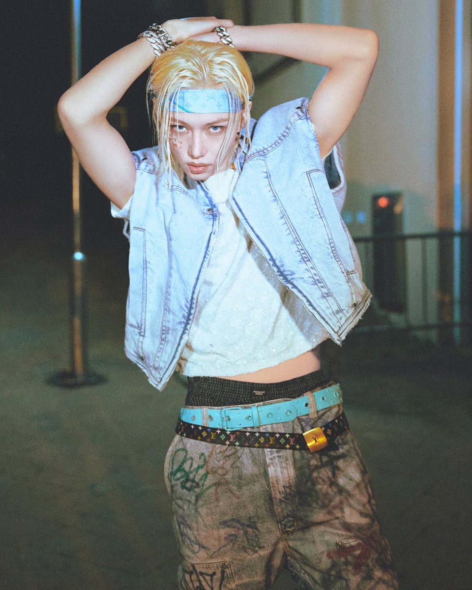 BBOKARILOOKS's tweet photo. OMFG THE WAIST?!?!??????? https://t.co/zuY3gS0KLe