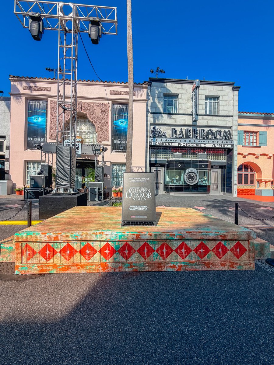OrlandoInformer's tweet photo. A new platform has arrived! 🎃 Halloween Horror Nights 35 preparations continue at Universal Orlando. #HHN35 https://t.co/jcY05lHltW