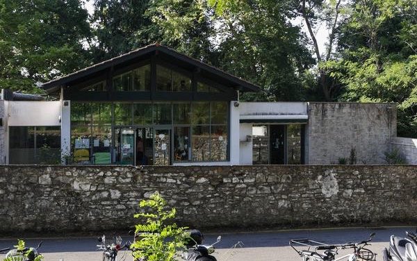 BastionMediaFR's tweet photo. 🔴🇫🇷 𝗙𝗟𝗔𝗦𝗛 𝗜𝗡𝗙𝗢 — Deux animateurs d’un centre de loisirs communal de Biarritz ont été interpellés pour des faits de VIOLS et d’AGRESSIONS SEXUELLES sur au moins 13 ENFANTS âgés de 3 à 4 ans.

Les deux hommes, âgés de 21 et 36 ans, sont actuellement en garde à vue. Les faits se seraient déroulés entre le 6 et le 17 juillet. Quatre plaintes ont déjà été déposées et l’enquête pourrait révéler d’autres victimes.

La garde à vue doit se poursuivre jusqu’à mercredi avant un probable déferrement et une mise en examen. La ville de Biarritz s’est constituée partie civile.

(Sources : Ici Pays Basque / parquet de Bayonne)