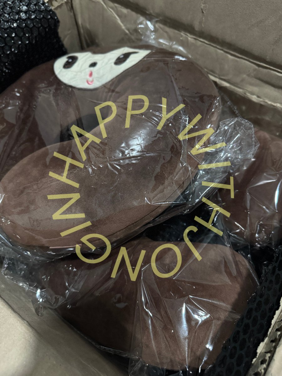 happywithjongin's tweet photo. #hwj_arrived EXhOrizon MD online
- Bandana
- Luggage tag
- Neck pillow
- Random trading card
- Rugby shirt

Selain list tersebut masih dalam pengiriman ke Indonesia karena baru rilis bulan Juli. Ditunggu yaa 💛🫶🏻 https://t.co/1LllpZ68Kw
