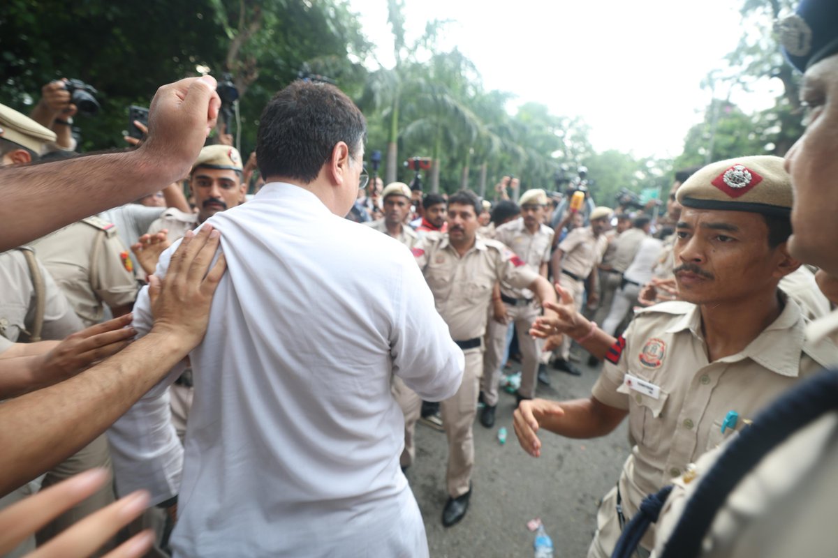 rssurjewala's tweet photo. लोकतंत्र और छात्रों के लिए लड़ेंगे, चाहे जितनी बर्बरता क्यों ना कर ले तानाशाह सरकार..

अहंकारी हुकूमत ये जान ले कि लाठियों से आवाज़ें नहीं दबतीं, बल्कि जनआक्रोश और बुलंद होता है। https://t.co/9QP4is9jBQ
