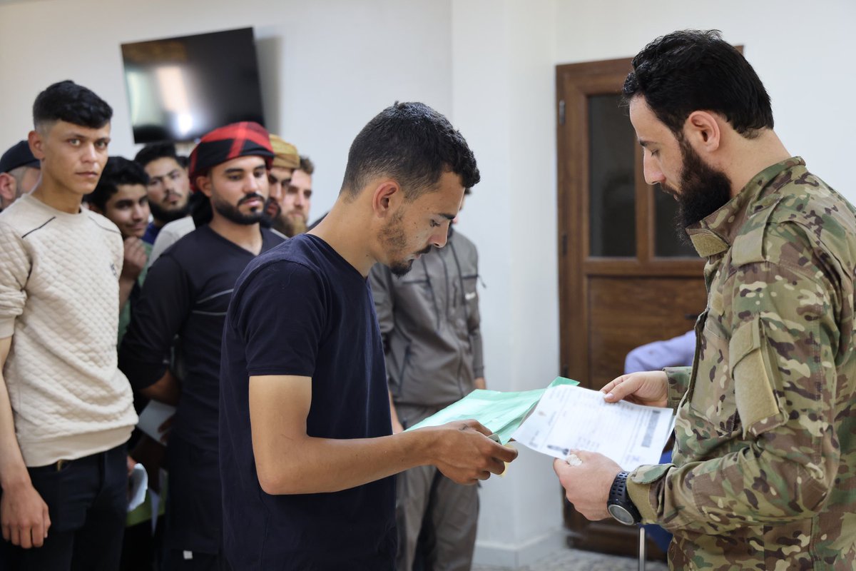 RecruitSyri's tweet photo. تستمر مديرية التجنيد والتعبئة في حمص باستقبال الشباب الراغبين بالانتساب إلى صفوف الجيش العربي السوري، واستكمال إجراءات قبولهم، والتي تتضمن تدقيق البيانات الشخصية والتحقق من المؤهلات الدراسية، وإجراء الفحوصات الطبية والبدنية، وفق المعايير المعتمدة.

#إدارة_التجنيد_والتعبئة https://t.co/etxlyfo53U