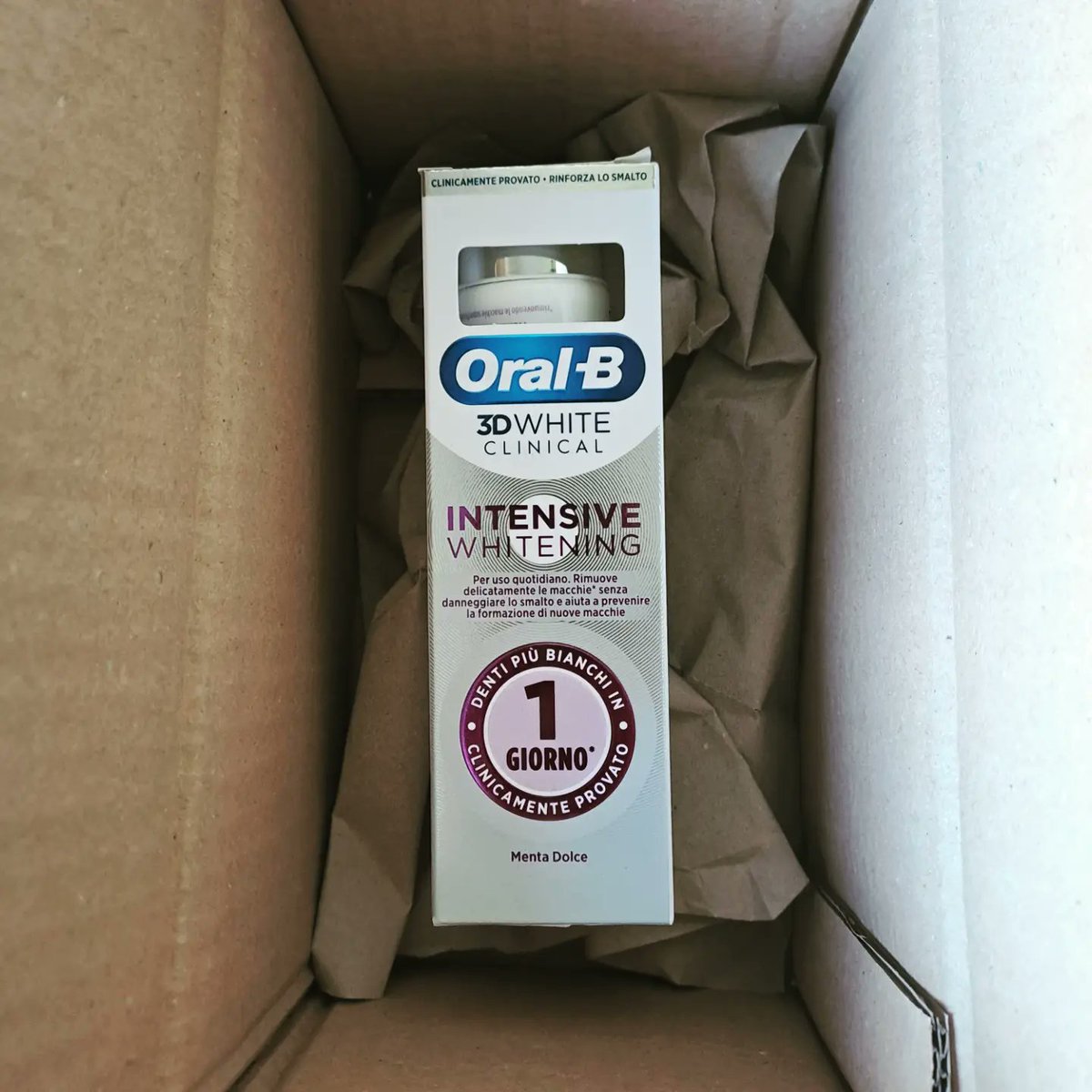 A_lisa1's tweet photo. Arrivato @OralB @trnd_italia #OralB3DWhiteClinical #DentifricioSbiancanteOralB #InCollaborazioneConOralB #ProgettoTrnd #trnd https://t.co/NZzsa2CT8p
