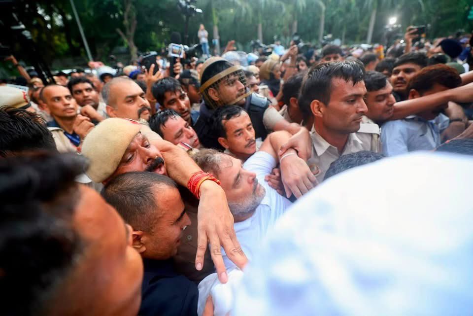 AbhimanyuP00NIA's tweet photo. मोदी जी, दमन की हर सीमा पार कर लीजिए - छात्रों के न्याय की यह आवाज़ अब दबने वाली नहीं है। https://t.co/1YSeKj399v